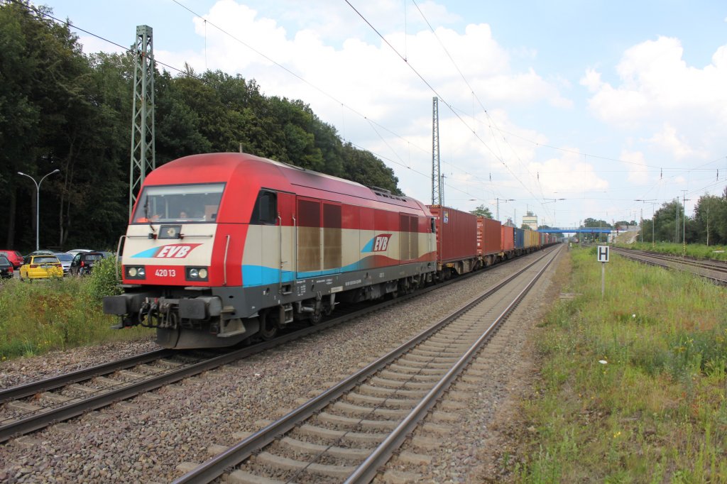 EVB 420 13 mit eine Vollen Containerzug Aus Hamburg komment Durchf�hrt am 27.07.2011 Bf Tostedt auf Gleis 1 Nach Bremen. 
Ps: Frau am Steuer Das wird Teuer !!!