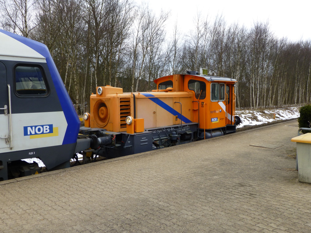 Ex DB 333 106-3 hat nach ihrem Umbau in Hattingen und der Vermietung an Northrail (untervermietet an NOB) einen Platz im NOB-BW in Husum gefunden. 30.3.2013, Husum