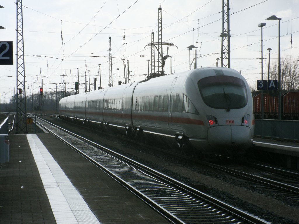Fast zum Stillstand kam ICE 411 051-6 vor dem Ausfahrsignal in Bergen/R�gen,am 21.April 2012,als das Ausfahrsignal von Halt auf Ausfahrt wechselte.