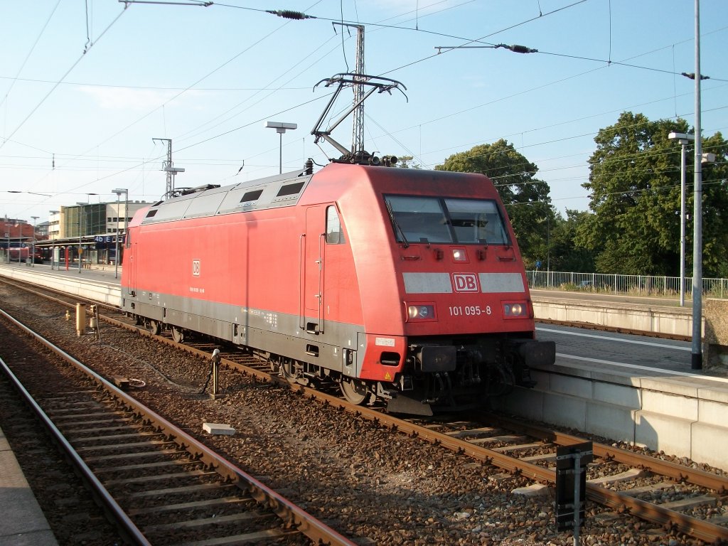 Feierabend fr 101 095 am 31.Juli 2010 in Stralsund als Sie den EC 378 Wien-Binz an 115 509 bergab.