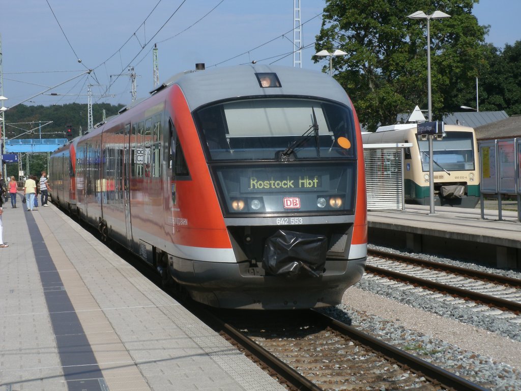Flirtersatz am 26.August 2011:642 050/053 als RE 13012 Sassnitz-Rostock beim Halt in Bergen/R�gen.Der RE hatte bei der Ankunft in Bergen/R�gen schon acht Minuten Versp�tung.