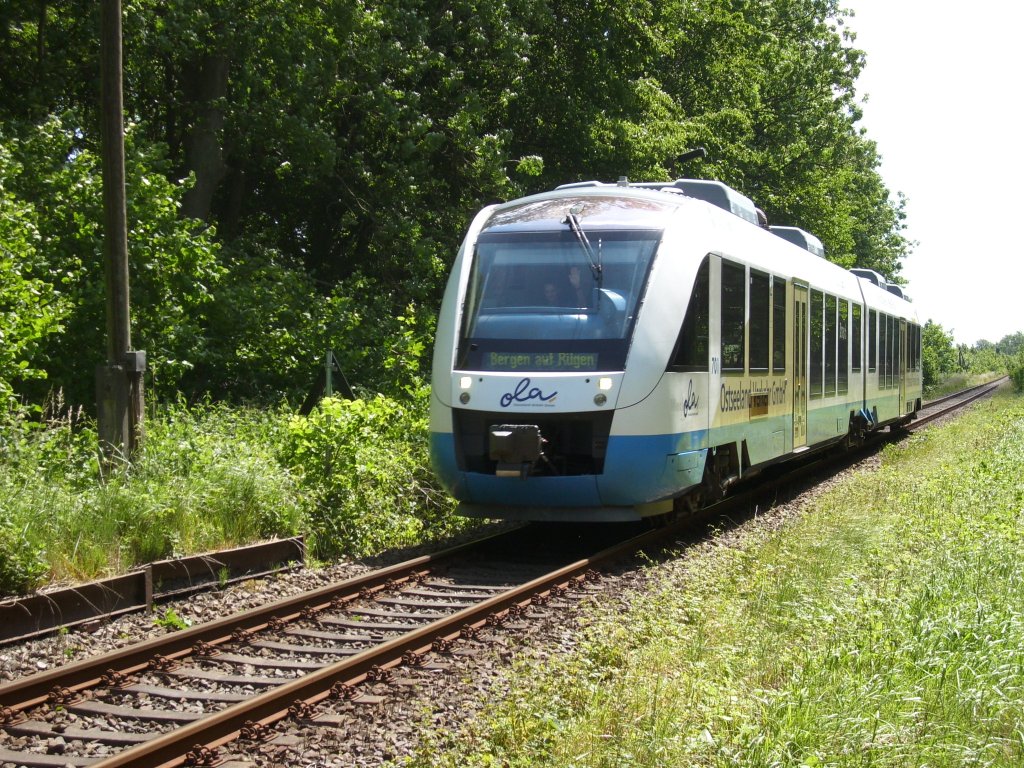 Freundlich Gr��te mich am 13.Juni 2009 am ehmaligen Haltepunkt Pastitz der OLA-Lokf�hrer vom Triebwagen 701.