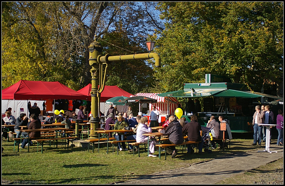 Freundliches Ambiente mit Live-Musik f�r den Snack zwischendurch auf dem Bw-Gel�nde (gesehen Bw-Fest Lutherstadt Wittenberg 10.10.2010)