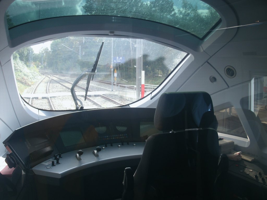 F�hrerstand vom ICE 411 569.Aufgenommen am 08.Oktober 2011 beim Aufenthalt in Binz durch die Scheibe.