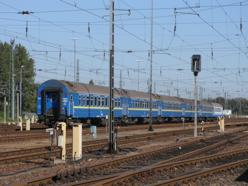 F�nf Weitstreckenwagen aus der Ukraine und ein russischer Weitstreckenwagen,am 01.Oktober 2011,im Abstellbahnhof Berlin Grunewald.