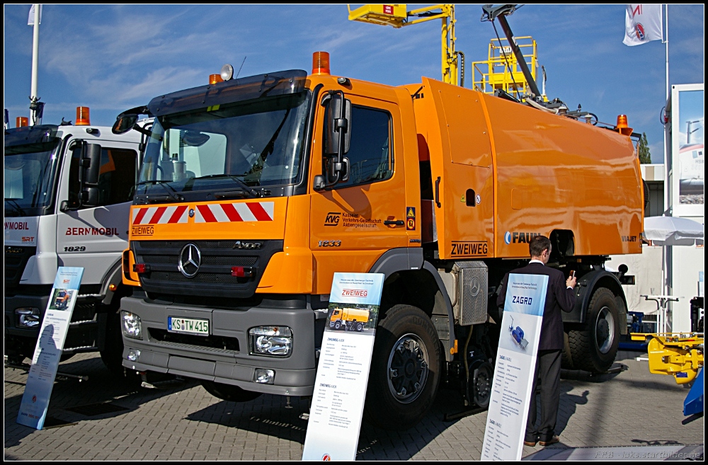 F�r die KVG ist dieses Rillenreinigungsfahrzeug auf Basis des Mercedes AXOR unterwegs (INNOTRANS 2010, gesehen Berlin 21.09.2010)