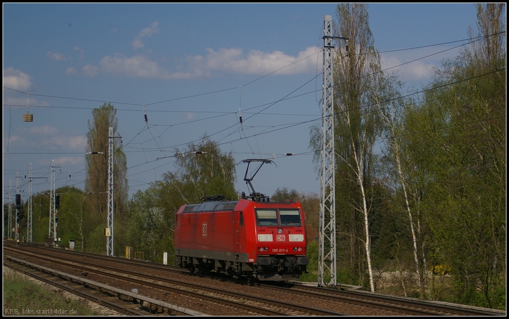 F�r die RBH Logistics war die 185 011-4 im Einsatz, als sie am 27.04.2012 solo durch Berlin-Karow fuhr.