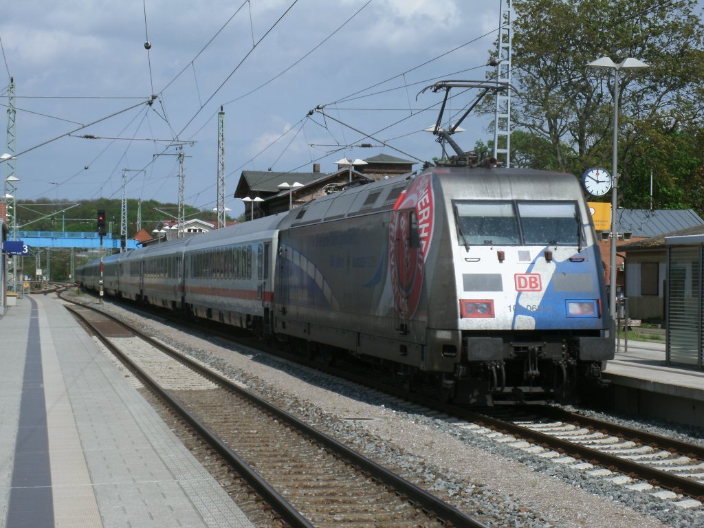 Genau zur Abfahrtszeit:14:50 Uhr verlie� 101 060-2 mit dem IC 2212 Koblenz-Binz,am 11.Mai 2012,Bergen/R�gen. 