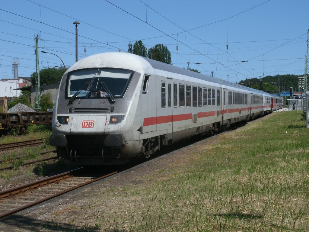 Gerade mal drei IC-Wagen,vom IC 2287 Binz-Hamburg,konnten am 28.Juni 2011 auf Gleis 4 in Bergen/R�gen am Bahnsteig halten.
