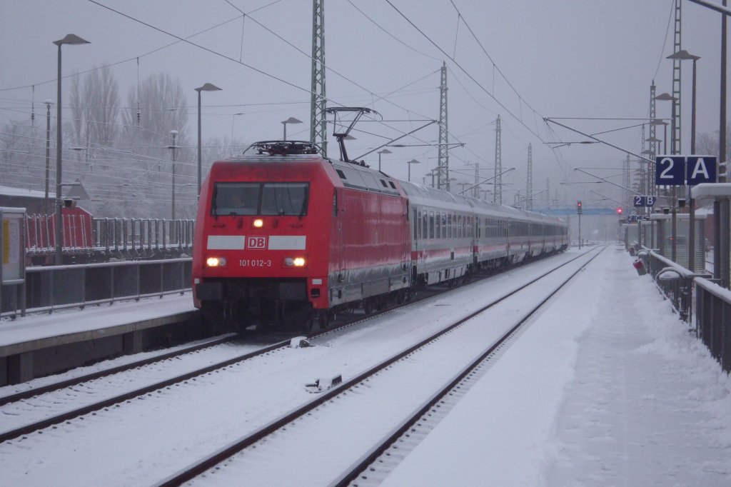 Gleich mein erstes  Opfer  mit meiner neuen Kamera wurde,am 20.Dezember 2011,101 012 die mit dem IC 2356 Binz-Frankfurt Flughafen im verschneiten Bergen/R�gen hielt