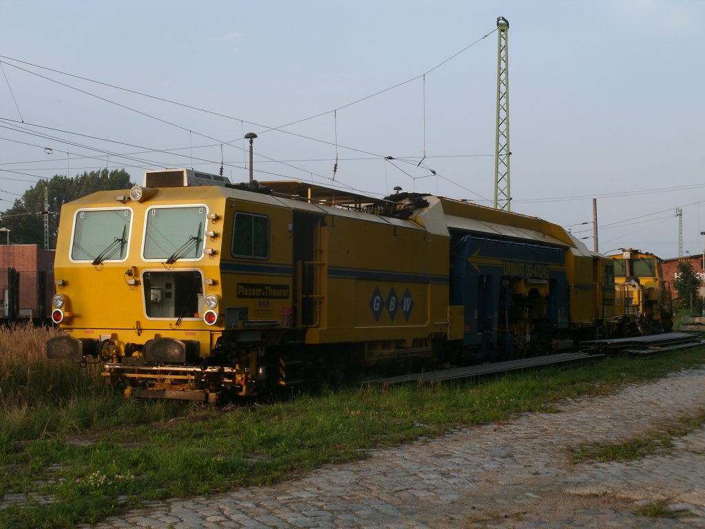 Gleisstopfmaschine Unimat 4S 09-475 von Plasser&Theurer,am 26.August 2011,am Morgen in Bergen/R�gen.