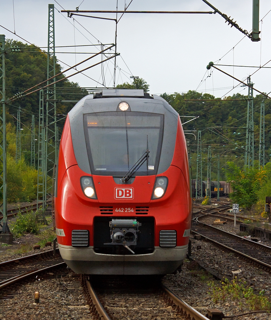 Hamsterbacken bei der Einfahrt in den Bahnhof Betzdorf/Sieg am 02.10.2012 -  442 254 und 442 256 (Zwei gekuppelte 4-teilige Talent 2) als RE 9 (rsx - Rhein-Sieg-Express) Aachen - Kln - Siegen. (Ich stehe hier auf der Bahnsteigspitze)