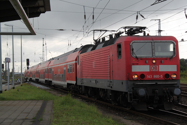 Hanse-Sail Verstrker von Rostock Hbf nach Warnemnde im Rostocker Hbf(13.08.2011)