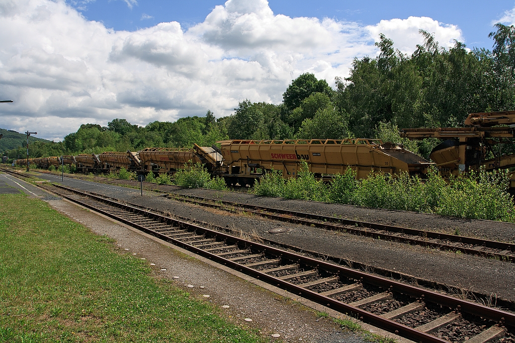 Herdorf, 18.07.2011: In meiner Mittagpause hatte ich das Glck. Endlich ist mal was auf der Hellertalstrecke los. Ein Bauzug der Schweerbau mit Materialfrder- und Siloeinheiten MFS 100, gezogen von einer Voith Maxima 30 CC.