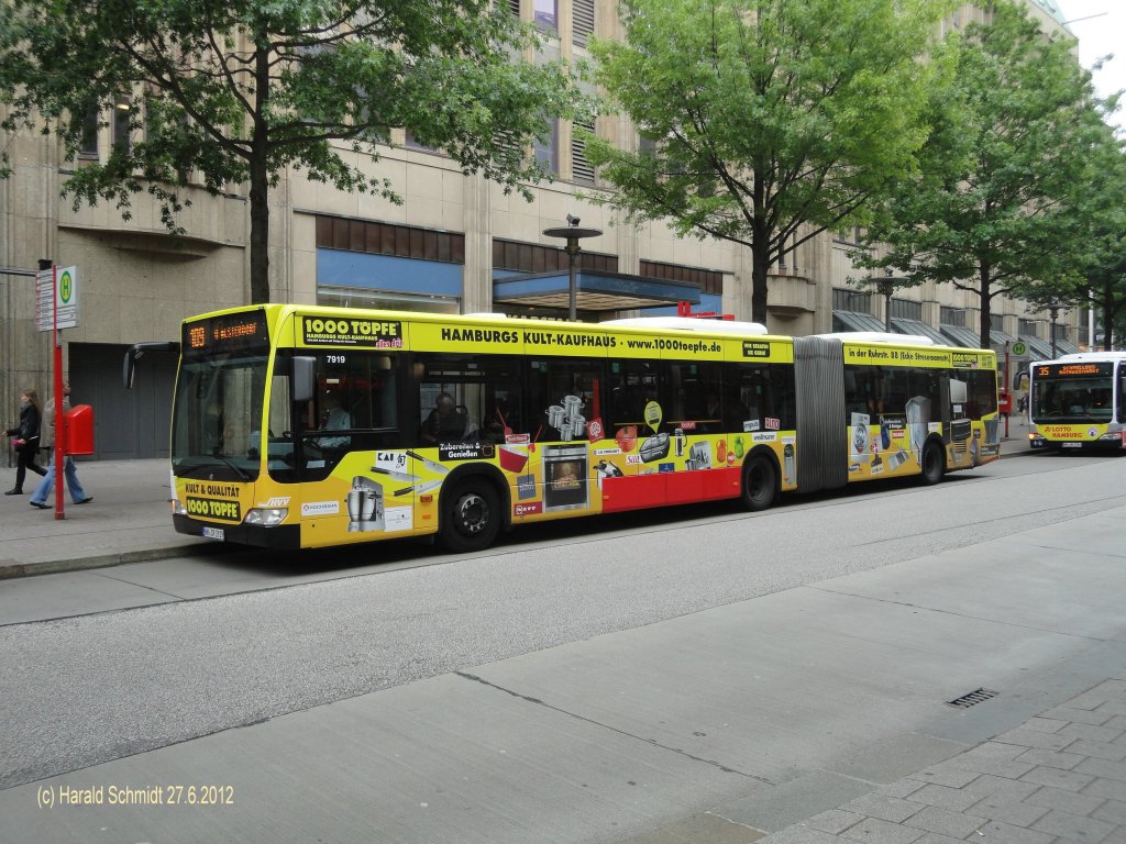 HHA 7919 am 27.6.2012 auf der Linie 109 nach Alsterdorf an der Haltestelle Gerhart-Hauptmann-Platz in der M�nckebergstr.
