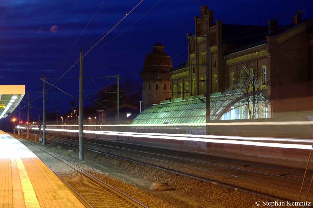 Hier durchf�hrt der IC 1924 aus Frankfurt(Main)Hbf den Bahnhof Rathenow auf dem Weg nach Berlin S�dkreuz. Gezogen wurde er von einer 120er. 14.11.2010