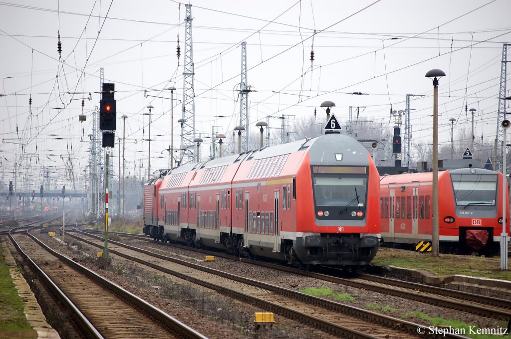 Hier verl�sst der RE (RE 36066) nach Uelzen den Bahnhof Stendal. Gezogen hat die 112 182-1. Daneben steht die 425 007-2 und wartet auf neue Aufgaben. 20.11.2010