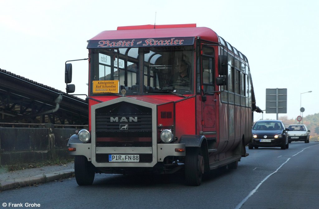 historischer MAN als   Bastei-Kraxler   in der S�chsischen Schweiz, Frank Nuhn Freizeit und Tourismus K�nigstein, fotografiert aus dem fahrenden Auto heraus (Beifahrer) in Bad Schandau am 31.10.2011