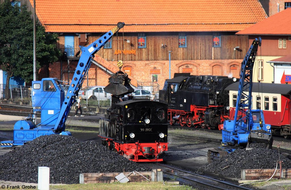 HSB 99 5901 NWE 11 beim Bekohlen nach einer Sonderfahrt Wernigerode - Nordhausen und zurck, dahinter rangiert 99 7232-4 mit einem Personenzug, fotografiert im Bw Wernigerode am Abend des 04.08.2012
--> ... und wieder ein Mallet-Lok von Jung: Die 99 5901 wurde von Arnold Jung, Jungenthal mit der Fabr.-Nr. 258 im Jahr 1897 gebaut.