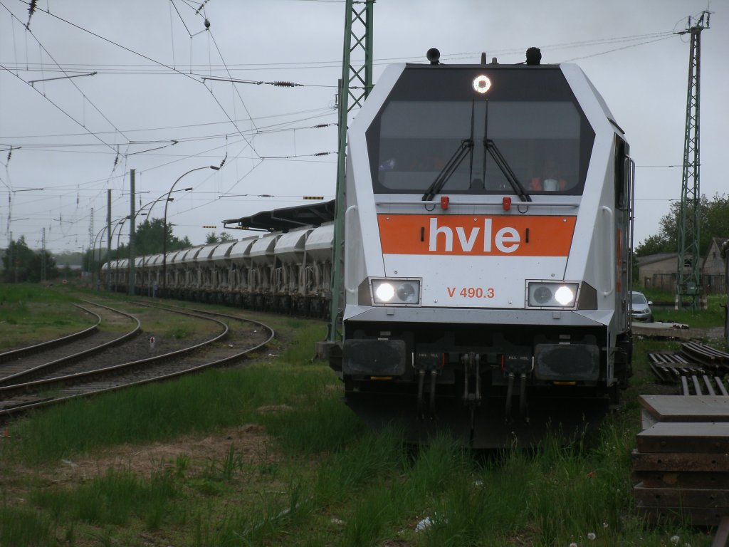 Hvle Maxima V490.3 stand,am 22.Mai 2013,auf der Ladestrae in Bergen/Rgen mit einem Kieszug. 