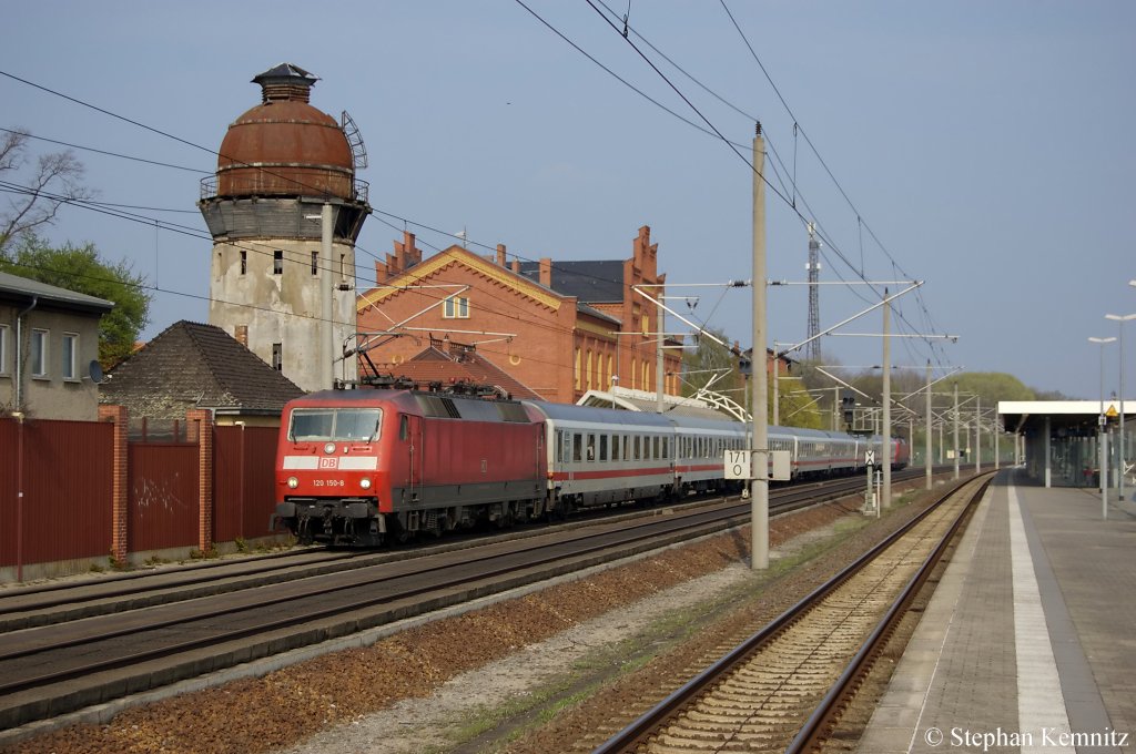 IC 1923 von Berlin S�dkreuz nach K�ln Hbf im 120er Sandwich. Vorne die 120 150-8 und hinten die 120 141-7 und zusammen sind sie gerade in Rathenow. 17.04.2011