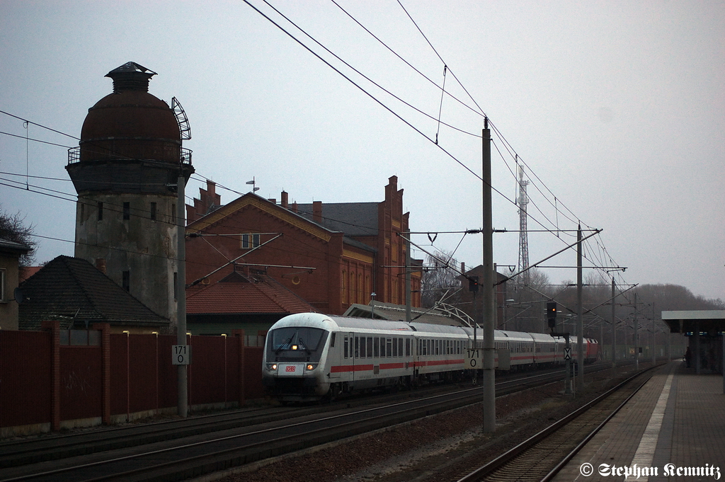 IC 2801 f�r ICE 871 von Berlin Ostbahnhof nach Basel SBB in Rathenow. Geschoben hatte die 120 125-0. 25.01.2012