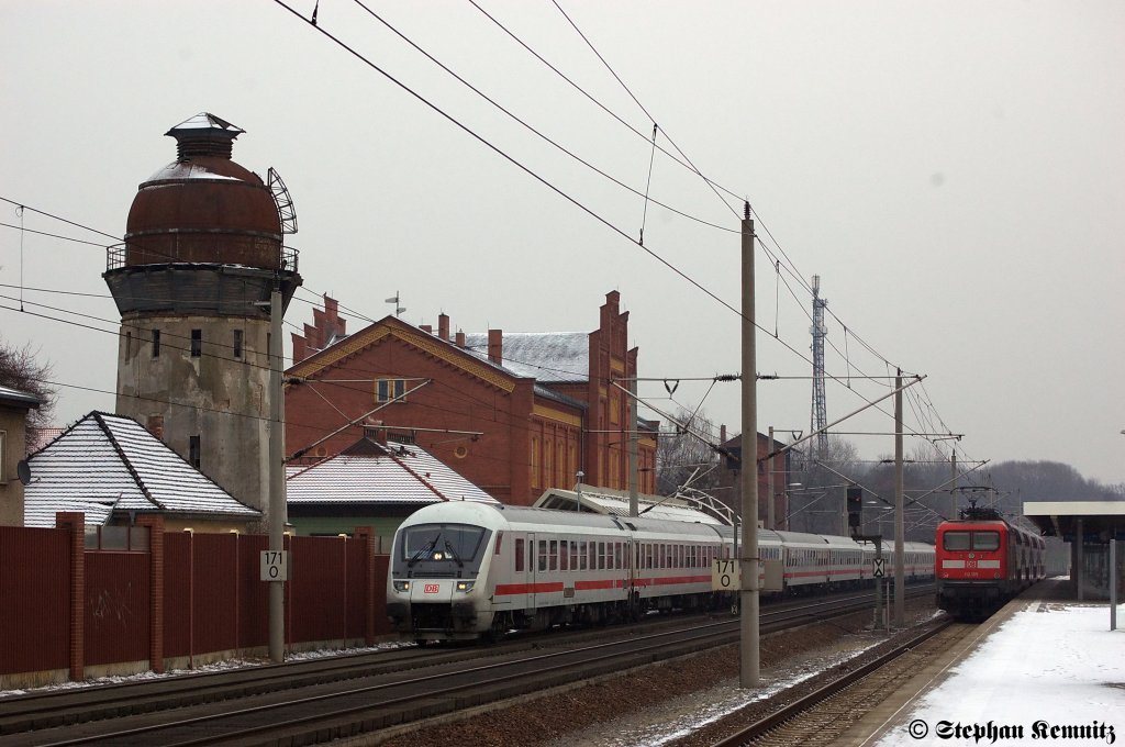 IC 2803 f�r ICE 279 von Berlin Ostbahnhof nach Basel SBB in Rathenow und geschoben hatte die 120 149-0 am 28.01.2012. Der Zug hatte zu diesem Zeitpunkt eine Versp�tung von 30min gehabt.