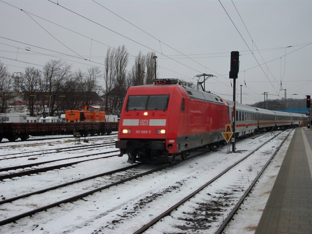IC Binz-D�sseldorf gezogen von 101 069-3 am 11.Dezember 2010 in Bergen/R�gen.
