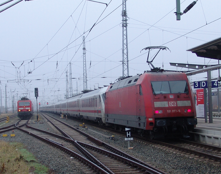 IC2213 von Ostseebad Binz Richtung Stuttgart Hbf bei der Ausfahrt im Rostocker Hbf.(23.01.2011)