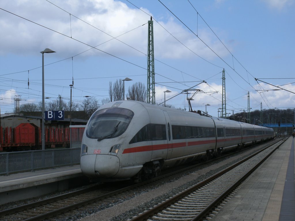 ICE 1515 Binz-M�nchen gefahren vom 411 087-7 am 14.April 2012 in Bergen/R�gen.
