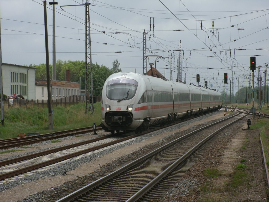 ICE 411 028-4 als ICE 1714 M�nchen-Binz,am 25.Mai 2013,in Bergen/R�gen.