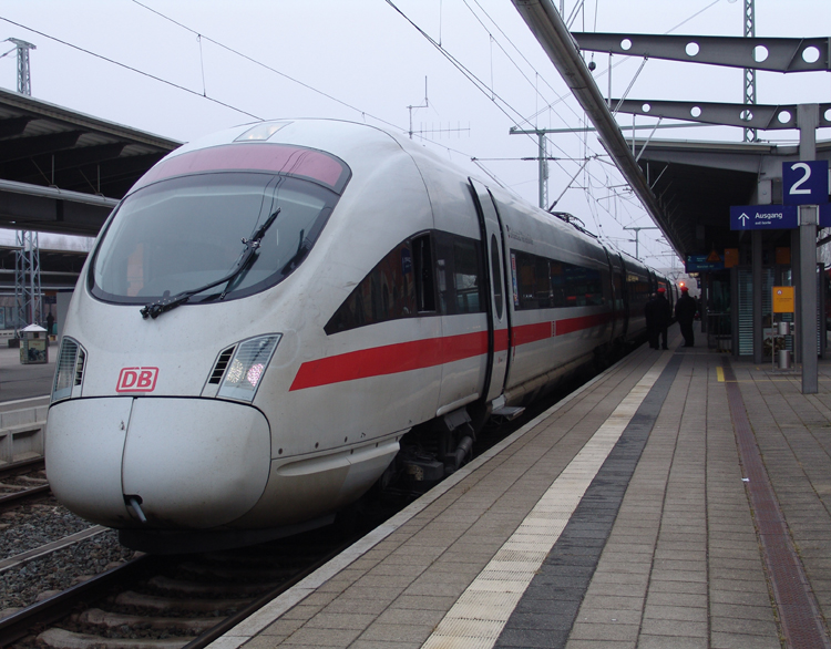 ICE-T 411 578-8(Osteebad Warnemnde)als ICE1611 von Warnemnde Richtung Mnchen Hbf kurz nach der Ankunft im Rostocker Hbf.weiter hinten wurde noch eine Teambesprechung gehalten.(19.03.2011)