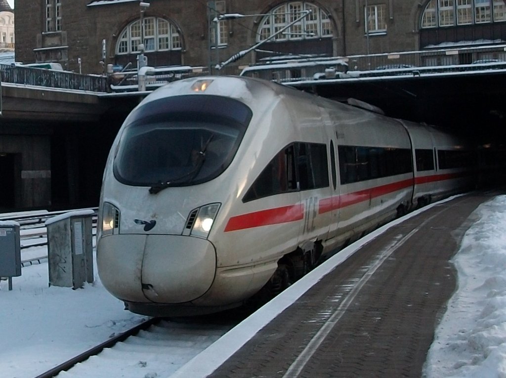 ICE-TD 605 020 verlie am 18.Dezember 2010 den Hamburger Hbf.