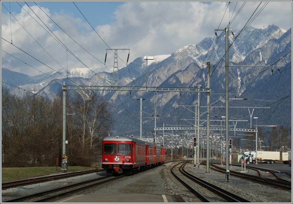 Ich finde die RhB Be 4/4 Pendelzge wirken zeitlos schn. 
Hier ist einer als S 2 Richtung Schiers unterweges und verlsst gerade den Bahnhof Felsberg.