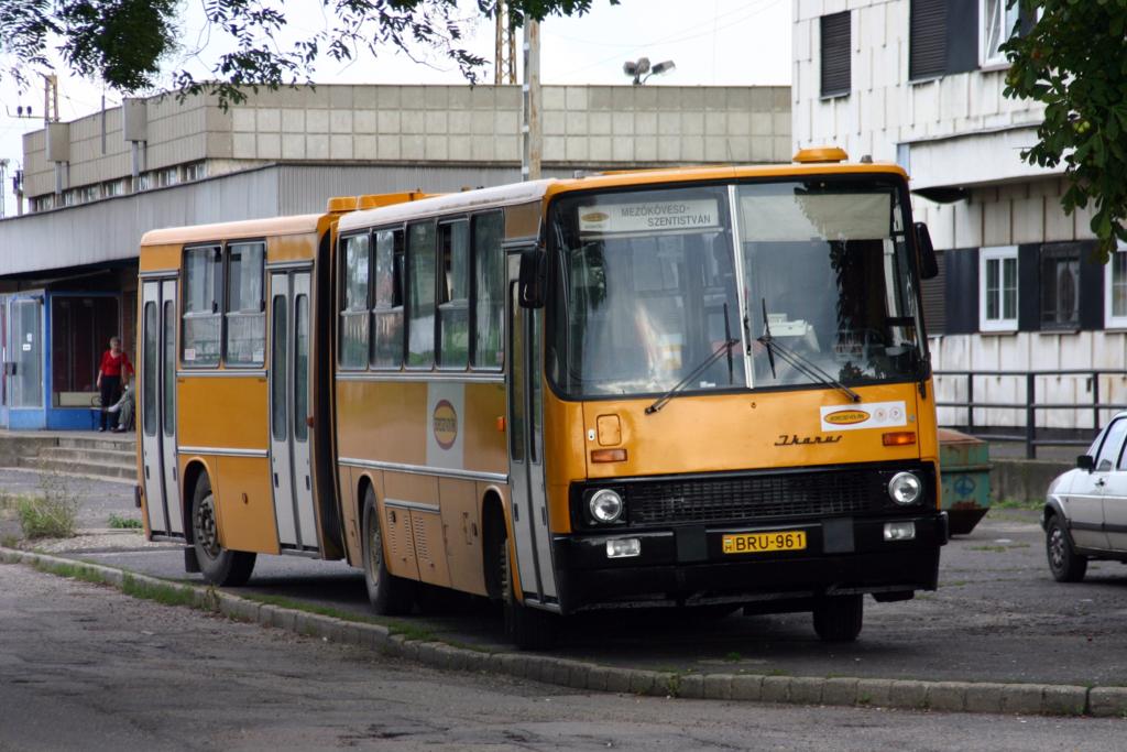 IKARUS Gelenkbus am Bahnhof in der ungarischen Kleinstadt Mez�k�vesd
unweit der ungarischen Puszta am 29.8.2005.