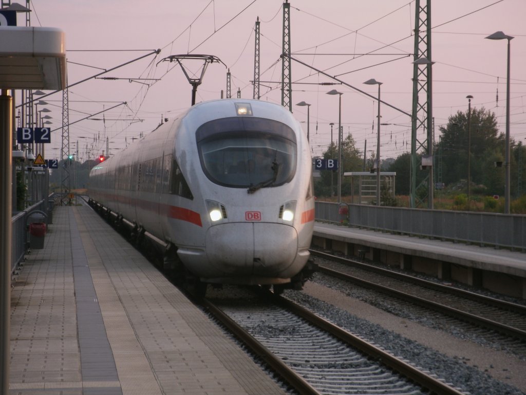 Im Abendrot kam,am 05.August 2011,411 082/582 aus M�nchen nach Bergen/R�gen um nach dem Halt das letzte St�ck nach Binz zufahren.