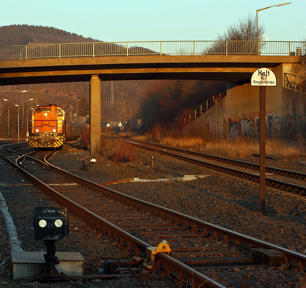 Im letzen Sonnenlicht und bei Vollmond: In Herdorf (06.02.2012) auf der Gleisanlage der Kreisbahn Siegen-Wittgenstein  (KSW) ist die Lok 42, eine Vossloh G 1700 BB (F.-Nr. 1001108, Baujahr 2001) mit Gterzug bereit zur bergabefahrt nach Betzdorf/Sieg. Die Gleissperre ist noch geschlossen. Rechts verluft das DB-Gleis (KBS 462) Hellertalbahn.