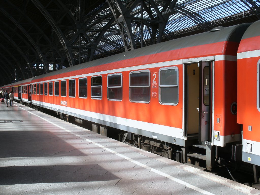 Im RE-Verkehr zwischen Cottbus und Leipzig kommen die fr�hren InterRegiowagen zum Einsatz.Am 26.M�rz 2012 stand der Bimz 51 80 22-95 673-5 in Leipzig.