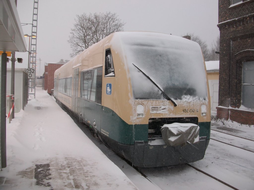 Immer mehr Schnee auf der Frontscheibe vom PRESS VT650 032 am 02.Dezember 2010 in Bergen/R�gen.