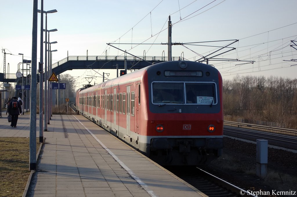 In Elstal verl�sst die RB13 (RB 28863) nach Wustermark den Bahnhof. Gezogen von der 143 588-2. 21.02.2011 