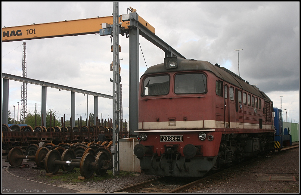 In der Fahrzeugausstellung war auch 120 366-0 vom Traditionsbetriebswerk Staßfurt zu sehen (10 Jahre Kombiwerk Magdeburg-Rothensee 17.09.2010)