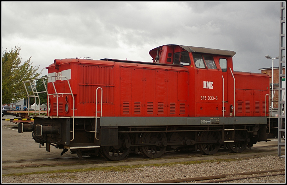 In Hennigsdorf wurde auch die Baureihe V60 gebaut und RME 345 033-5 ist als Vertreter der Baureihe vor Ort (Tag der offenen T�r Bombardier Hennigsdorf 18.09.2010)