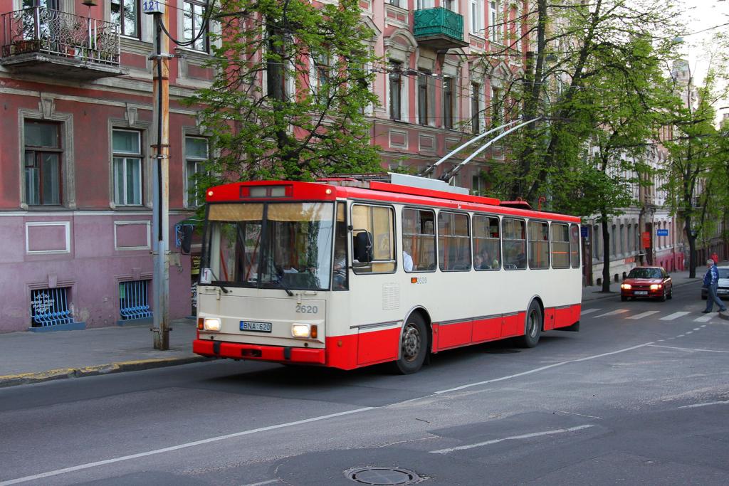 In der litauischen Hauptstadt Vilnius verkehren zahlreich Skoda O-Busse.
Hier ist Bus Nr. 2620 in Richtung Hauptbahnhof am 2.5.2012 unterwegs.