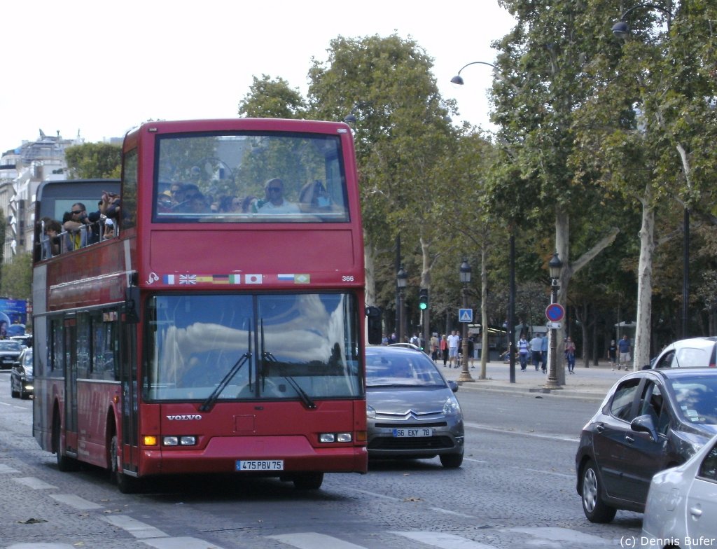 In Paris am 05.08.2012 fotografierte ich als einzigen Bus diesen Volvo B10m Doppeldecker der Stadtrundfahrten in Paris macht. Leider war dass das einzige Busbild was ich in Paris machte. 
