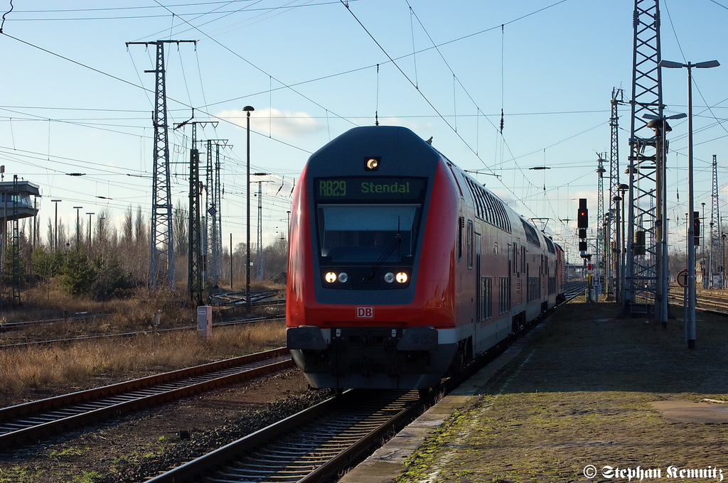 In Stendal f�hrt gerade die RB29 (RB 27567) aus Salzwedel ein. Geschoben hatte die 143 591-6. 15.01.2012