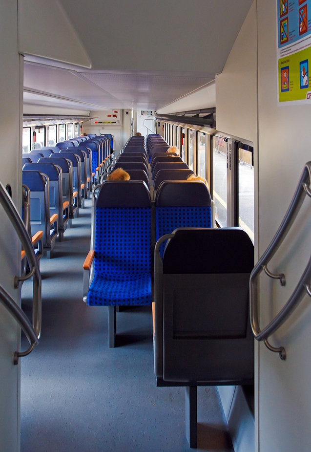 Innenansicht vom CFL 1./2 Klasse Doppelstockwagen DABpza (50 82 36-70 029 -2), am 16.06.2013 auf der Strecke Ettelbrck-Luxemburg. 

Hier ein Blick ins Unterdeck, hier befindet sich ein Teil der 2. Klasse.