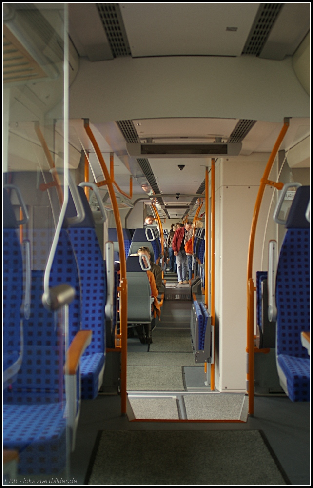 Innenansicht eines Triebzugs der Baureihe 442. Die Sitze sind �berraschend gut gepolstert (Tag der offenen T�r Bombardier Hennigsdorf 18.09.2010)
