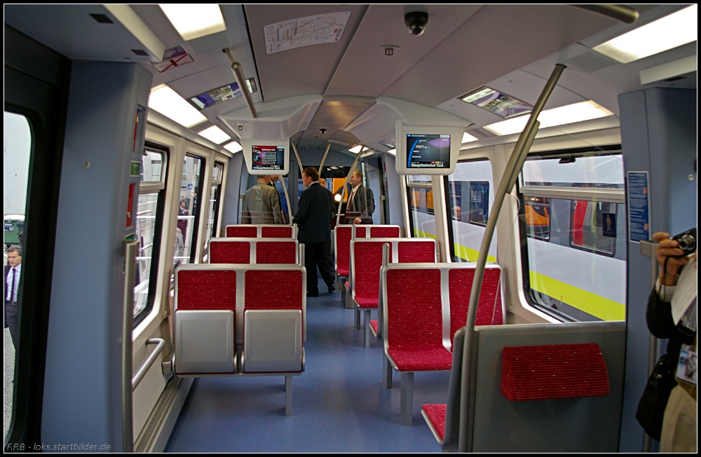 Innenraum eines DT5-Wagens der Hamburger Hochbahn (INNOTRANS 2010 Berlin 21.09.2010)