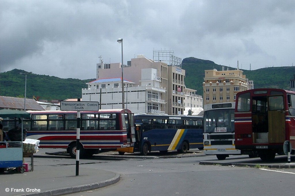 Insel Mauritius, Busstation in der Hauptstadt Port Luis, fotografiert am 20.01.2004 --> Interessant finde ich die Busse mit T�r an der R�ckseite, meist aus Japan von den Firmen Hino Jidōsha und Isuzu!
