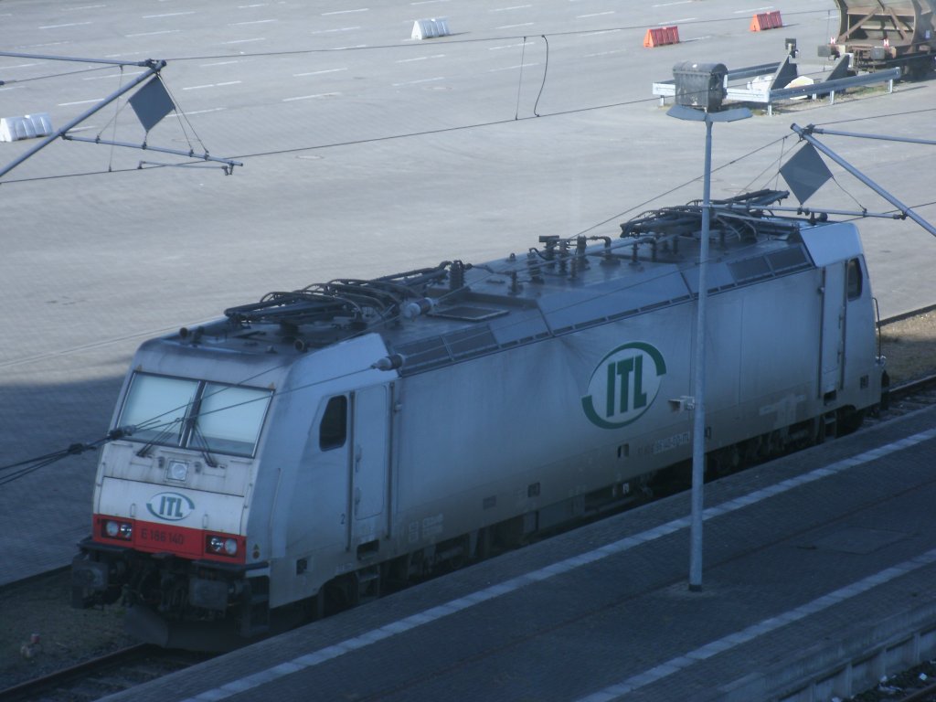ITL 186 140-0 stand,am 03.M�rz 2012,am Bahnsteig in Mukran. 